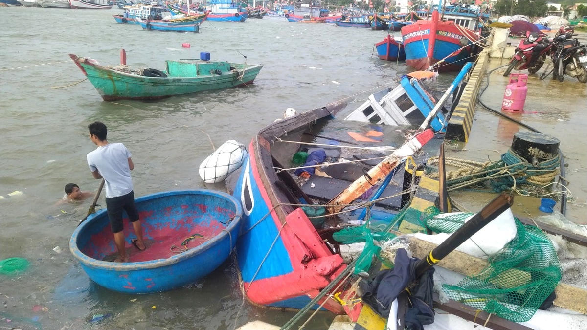 Tàu thuyền neo đậu tại đảo Lý Sơn bị sóng biển đánh chìm.