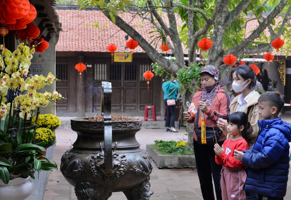 Người dân và du khách đi lễ chùa đầu năm tại chùa Trình.