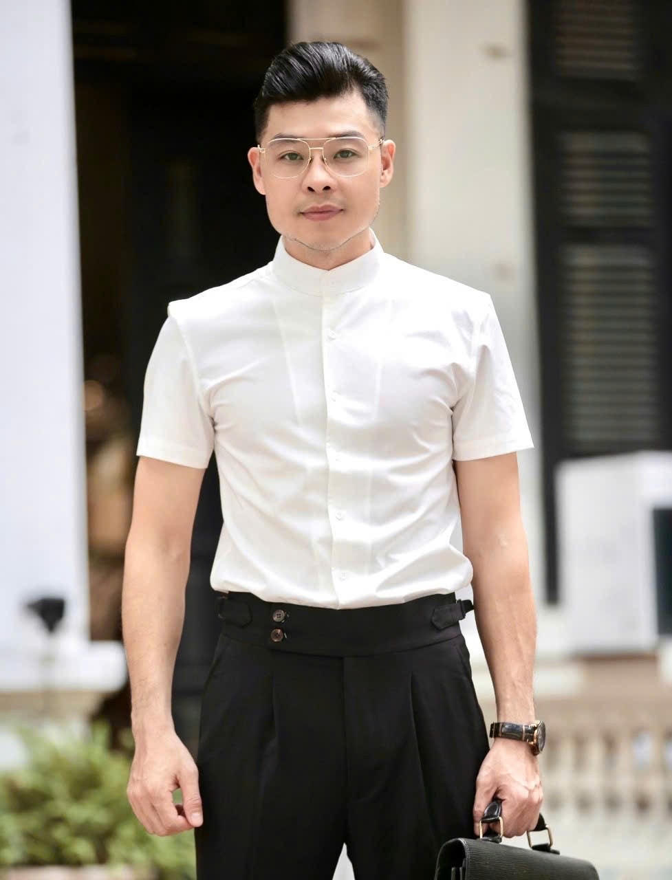 Ca sĩ Nam Tước trình bày ca khúc "Nủ ơi" phổ từ thơ Lưu Trọng Văn.