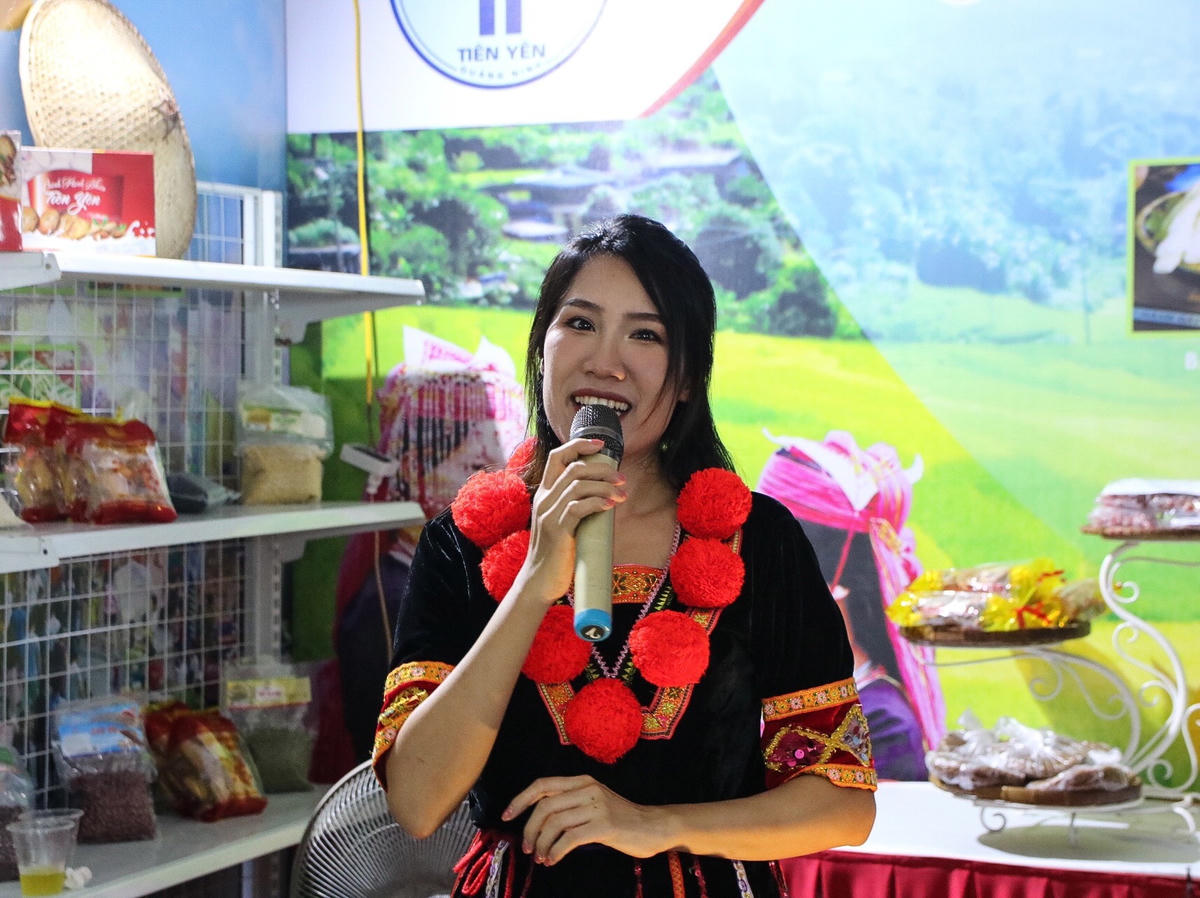 Giao lưu văn nghệ tại các quầy hàng.