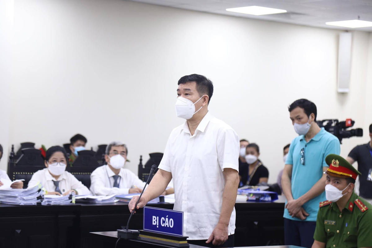 Cựu Đại tá, cựu Trưởng Công an quận Tây Hồ Phùng Anh Lê tại phiên tòa xét xử. Ảnh: BT.