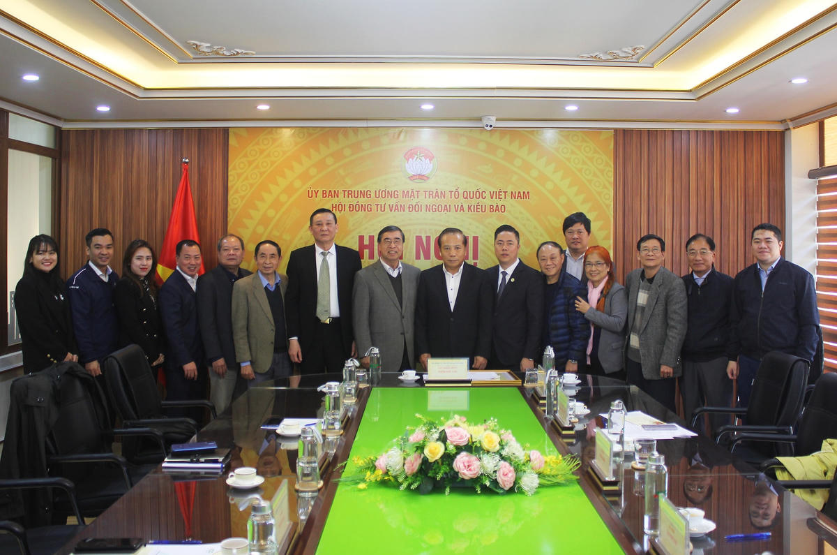 Đại biểu chụp ảnh lưu niệm tại Hội nghị.