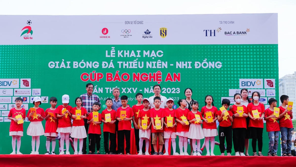 Bà Trần Thị Thu Hương, Phó Chủ tịch Uỷ ban MTTQ tỉnh Nghệ An trao quà cho các em có hoàn cảnh khó khăn tại buổi lễ.