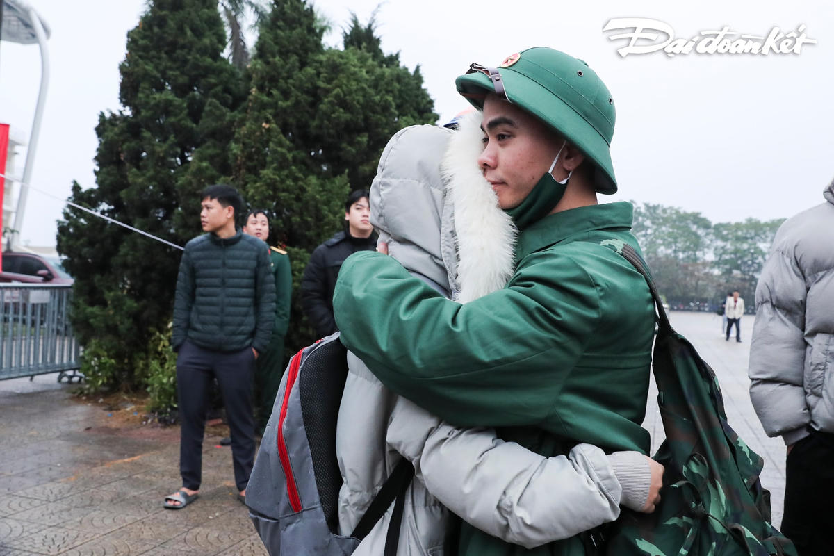 Tân binh Ngô Văn Huy, 24 tuổi, đóng quân ở trung đoàn 692 sư đoàn 301. Huy chia sẻ với phóng viên Báo Đại Đoàn Kết rằng: Rất quyết tâm hoàn thành nhiệm vụ và sẵn sàng cầm súng bảo vệ Tổ quốc. Ra tiễn Huy có gia đình và bạn gái. Trong giờ phút chia tay, Huy nhắn nhủ "bố mẹ cố gắng chờ con về" và động viên bạn gái "đây là một thử thách cũng là động lực dành cho nhau".