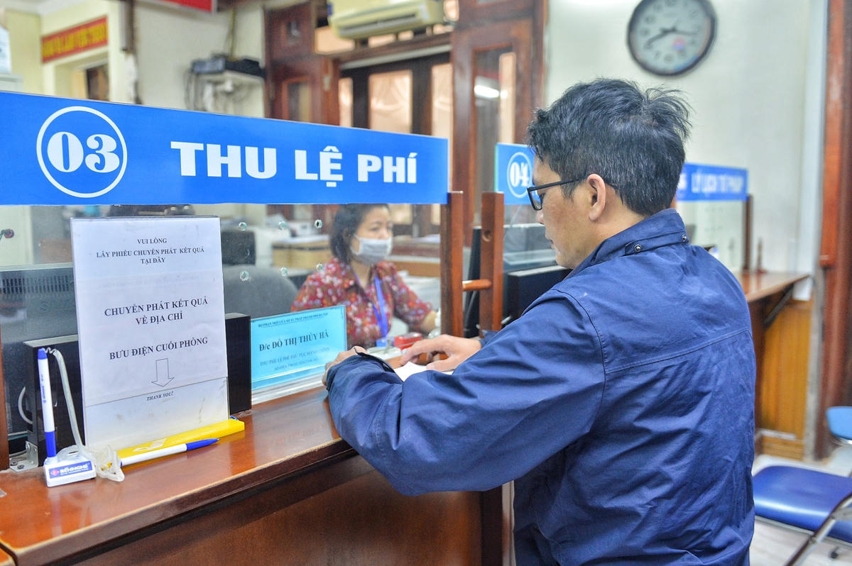 Theo ông Minh, tới đây cán bộ, nhân viên phải đi làm cả thứ Bảy, Chủ nhật để nhập thông tin của người dân lên hệ thống nhằm giảm bớt ùn ứ hồ sơ. Hiện tại một ngày Sở Tư pháp giải quyết được 300 - 350 hồ sơ cho người dân. Sở Tư pháp giải quyết thủ tục cho người dân theo 3 cách là đến trực tiếp, gửi hồ sơ qua đường bưu điện và đăng ký online.