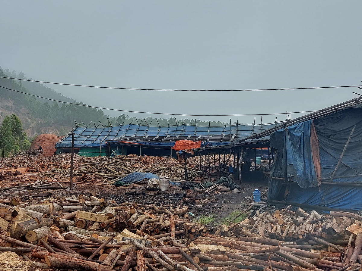 Xưởng than này đã hoạt động trái phép, gây ô nhiễm môi trường nhiều năm.