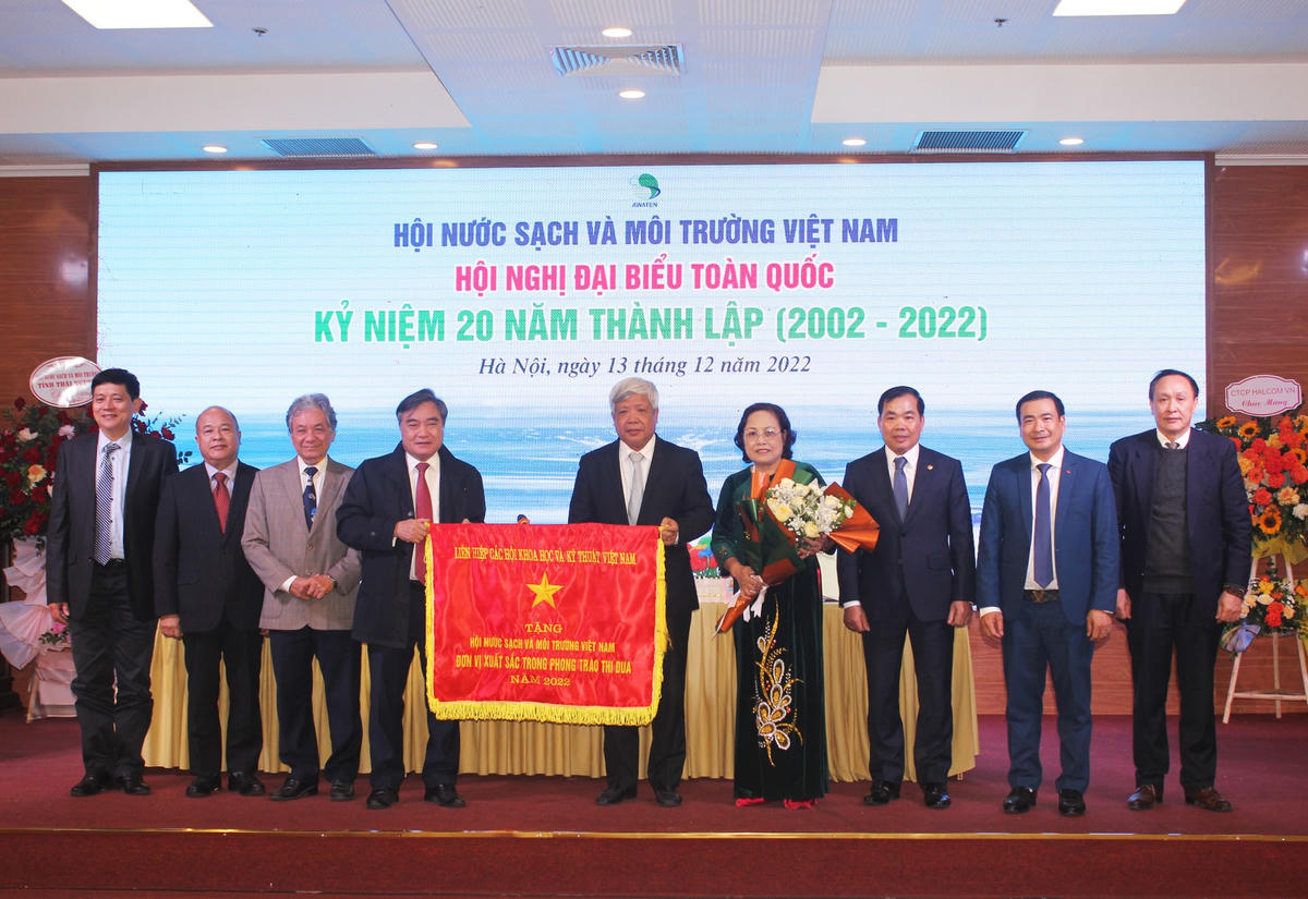 Lãnh đạo Liên hiệp các Hội khoa học và Kỹ thuật Việt Nam trao cờ thi đua cho Hội Nước sạch và Môi trường Việt Nam.