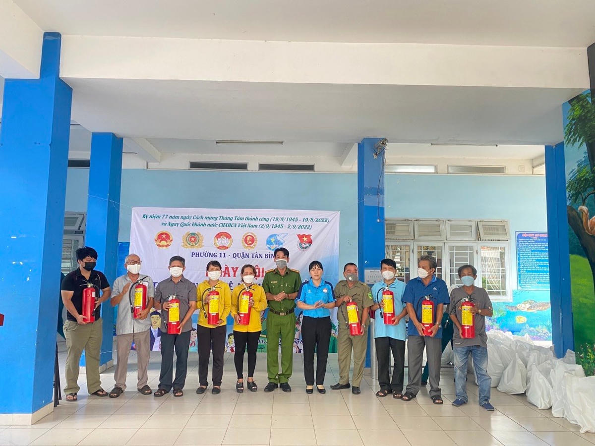 Công an phường 11, quận Tân Bình (TPHCM) hướng dẫn người dân về phòng cháy, chữa cháy.