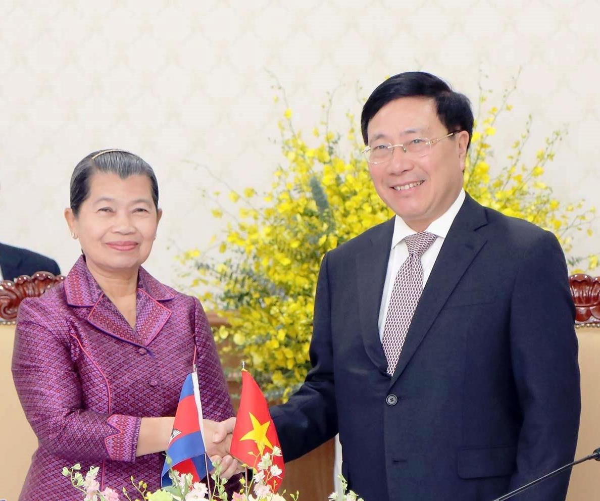 Phó Thủ tướng Chính phủ Phạm Bình Minh hội đàm với Phó Thủ tướng Vương quốc Campuchia Men Sam An. 