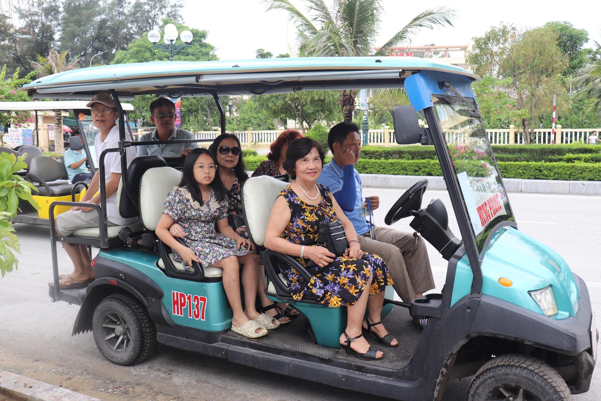 Trong những ngày nghỉ lễ và những ngày nắng nóng, 4 bãi tắm tại Sầm Sơn luôn trong tình trạng đông nghẹt ngườii. Ảnh: Nguyễn Chung.