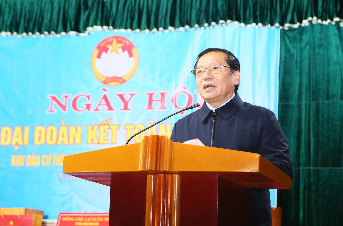 Phó Trưởng Ban Thường trực Ban Tuyên giáo Trung ương Lại Xuân Môn phát biểu, trò chuyện cùng cán bộ, nhân dân thôn Thượng Hữu trong Ngày hội.