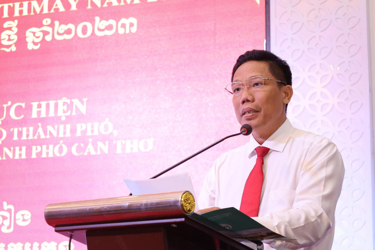Phó chủ tịch UBND thành phố Cần Thơ Nguyễn Thực Hiện chúc tết và thông tin tại buổi họp mặt. 