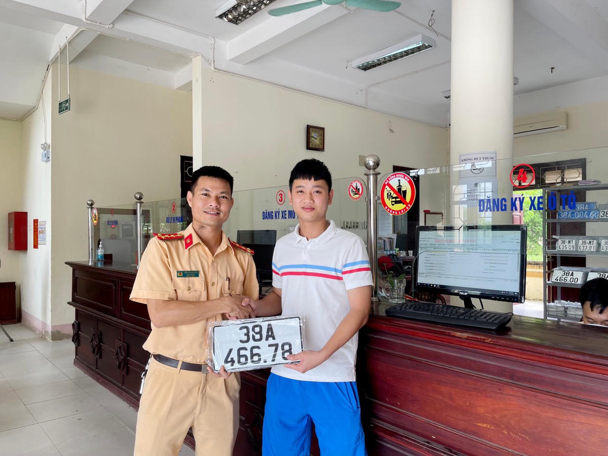 Ngày đầu tiên triển khai đăng ký các phương tiện tại công an các huyện, thị xã, công an cấp xã.