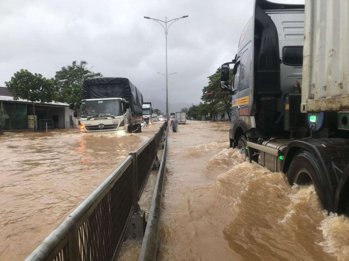 Quốc lộ 1A đoan qua xã Lộc Trị bị ngập sâu, giao thông đi lại gặp nhiều khó khăn.