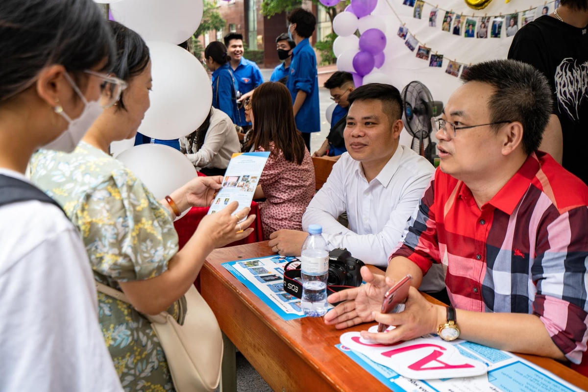 Thí sinh và phụ huynh tìm hiểu thông tin về trường trước khi đăng ký xét tuyển. Ảnh: Minh Khánh.