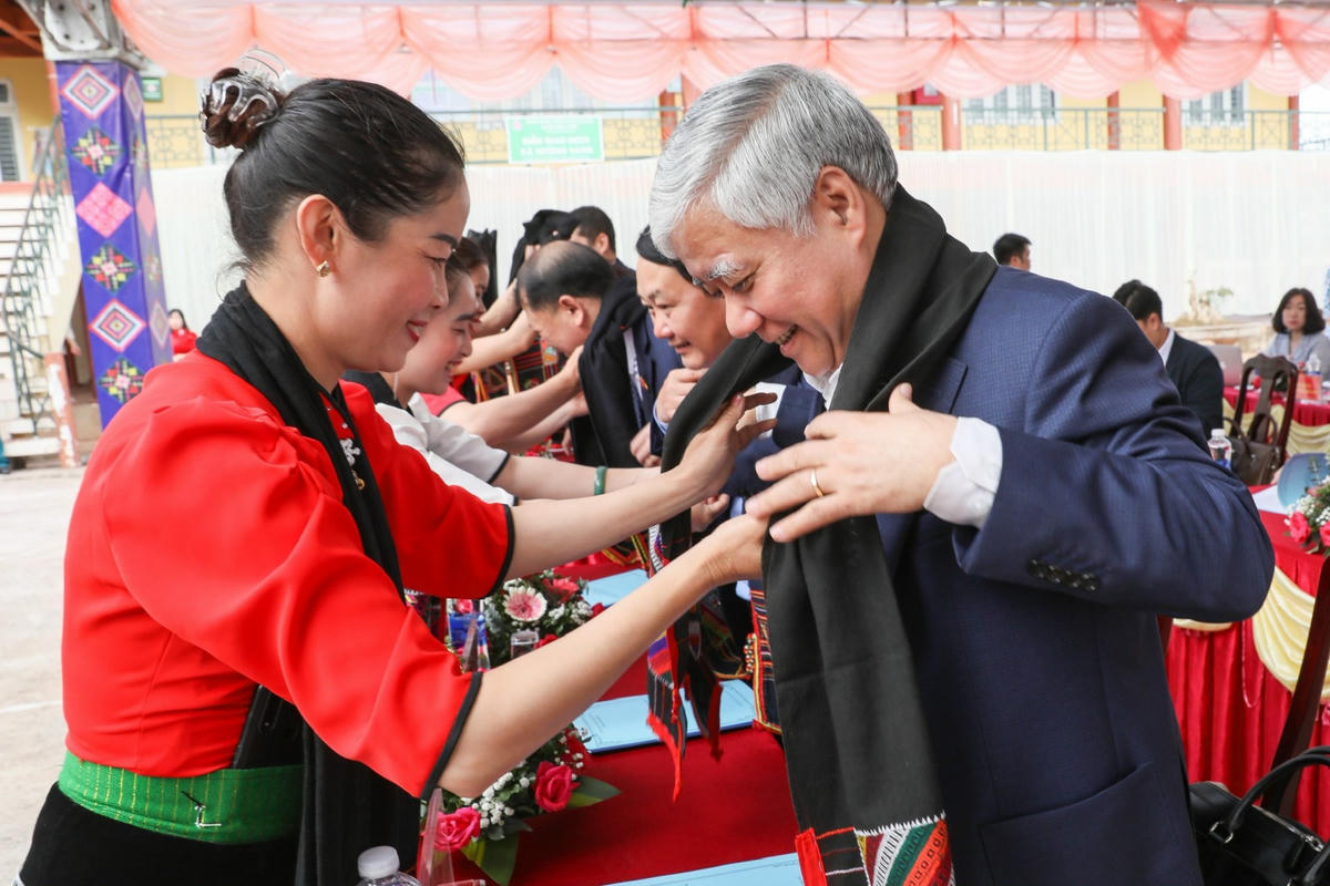 Đồng bào các dân tộc xã Mường Sang quàng khăn Piêu tặng Bí thư Trung ương Đảng, Chủ tịch UBTƯ MTTQ Việt Nam Đỗ Văn Chiến và các đại biểu.