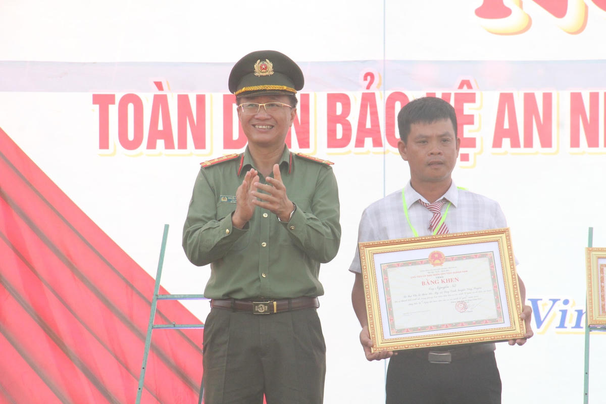 Tặng Bằng khen của Giám đốc Công an tỉnh Quảng Nam cho cá nhân có thành tích xuất sắc.  