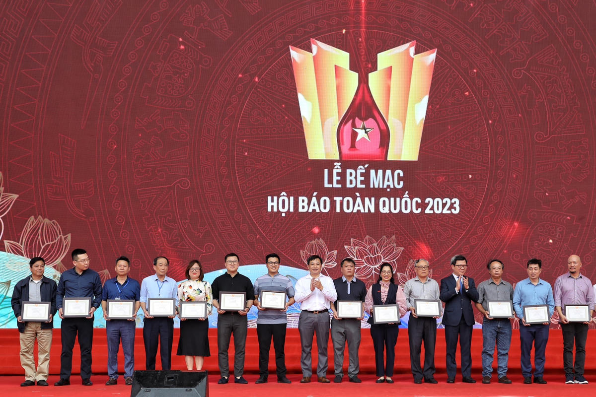 Báo Đại Đoàn Kết nhận Giải Khuyến khích bìa báo Tết ấn tượng với ấn phẩm Tinh hoa Việt.  