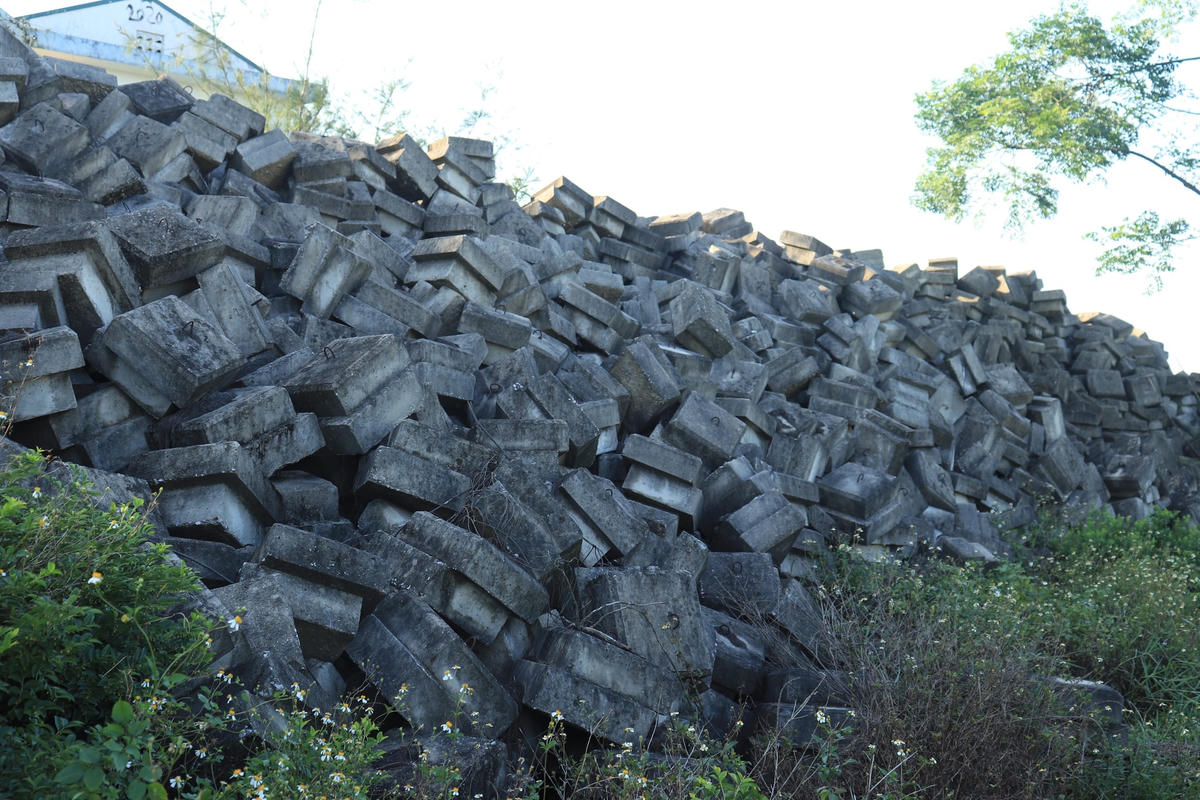 Ông Phạm Trung Tuấn, Phó Chủ tịch UBND xã Quảng Thái cho biết, nếu muốn thực hiện du lịch ven biển ở địa phương thì chỉ làm được khi tuyến đê hoàn thành. Còn nếu đường đê cứ dở dang, việc phát triển du lịch sẽ khó thực hiện được.