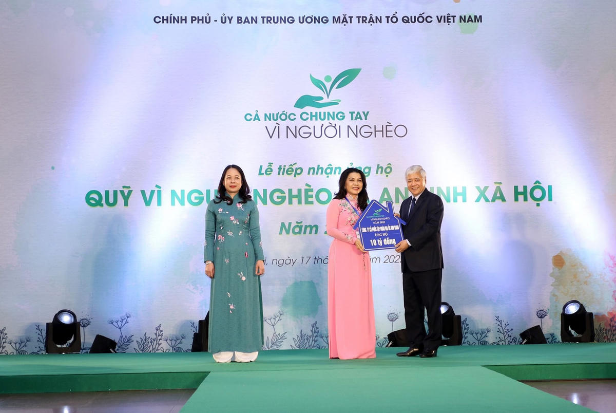 Bí thư Trung ương Đảng, Chủ tịch UBTƯ MTTQ Việt Nam Đỗ Văn Chiến; Phó Chủ tịch nước Võ Thị Ánh Xuân tiếp nhận ủng hộ Chương trình “Cả nước chung tay vì người nghèo” từ Quỹ từ thiện Kim Oanh.