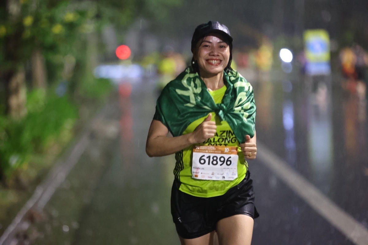 Nụ cười trong mưa của nữ VĐV marathon.