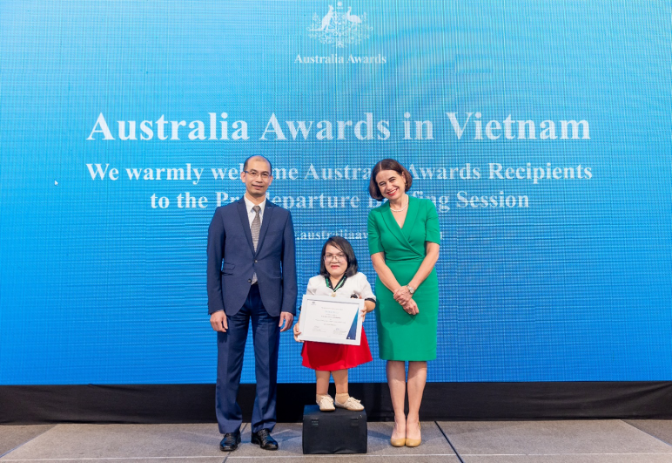 Đinh Thị Lý (giữa) nhận Học bổng Chính phủ Australia và lên đường du học năm 2022. Hiện chị đang học tại Đại học La Trobe.