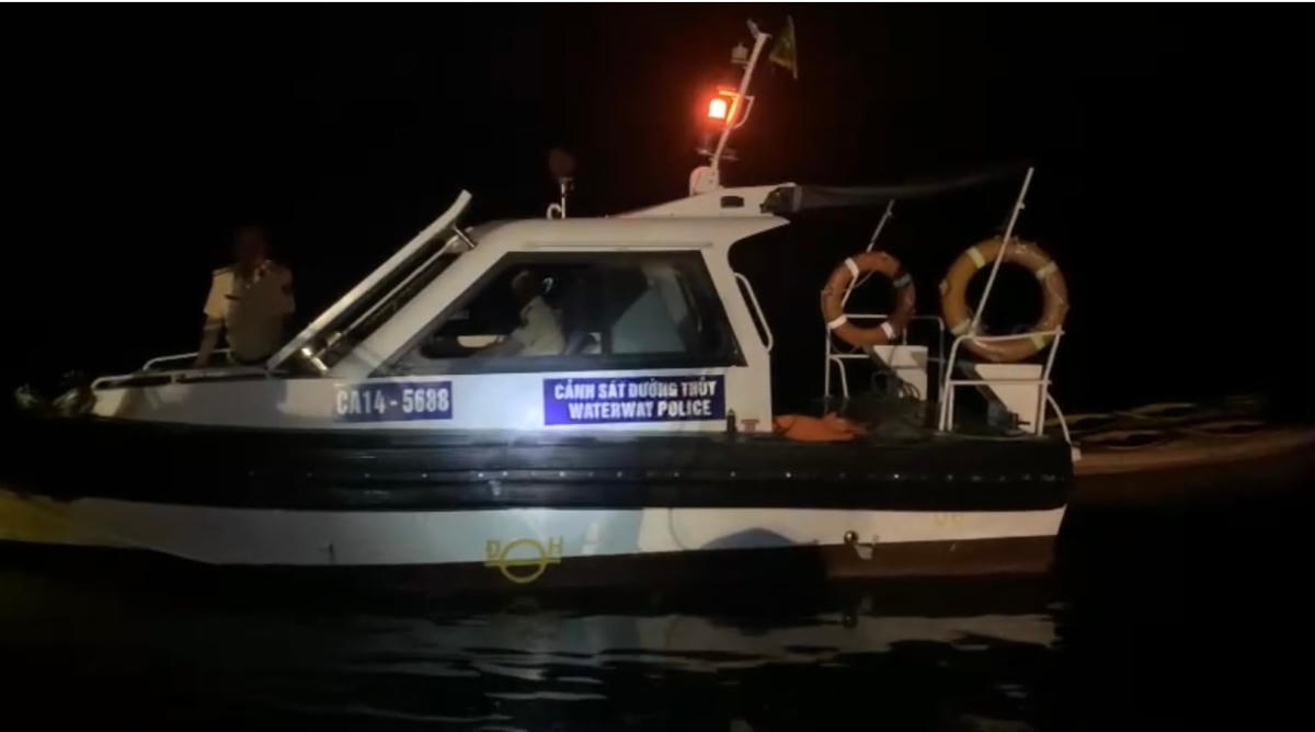 Lực lượng Cảnh sát đường thủy phối hợp cùng lực lượng chức năng các địa phương Quảng Ninh, Hải Phòng xuyên đêm tìm kiếm nạn nhân.