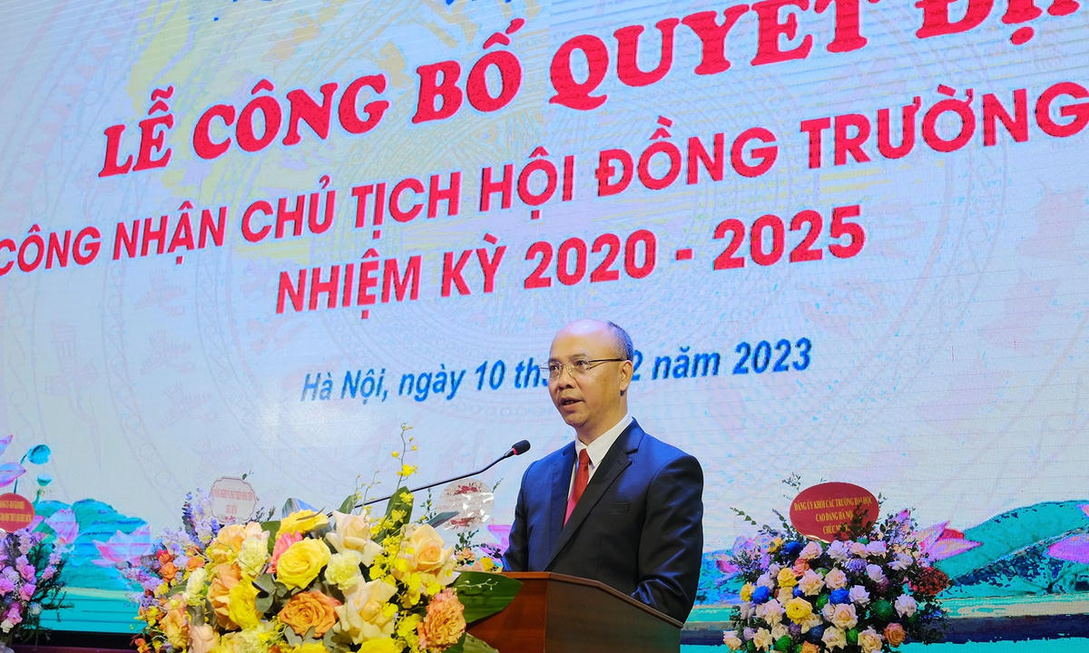 PGS.TS Nguyễn Hữu Huế - Tân Chủ tịch Hội đồng trường phát biểu nhận nhiệm vụ.