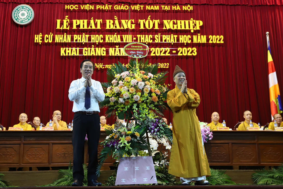 Phó Chủ tịch UBTƯ MTTQ Việt Nam Ngô Sách Thực chuyển lẵng hoa chúc mừng của Bí thư Trung ương Đảng, Chủ tịch UBTƯ MTTQ Việt Nam Đỗ Văn Chiến tới lễ khai giảng.