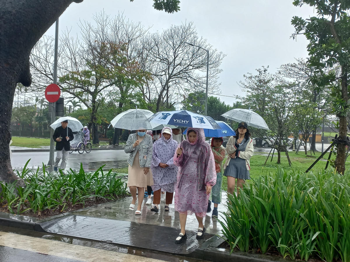 Ngày 28/1, trong cơn mưa tầm tã của xứ Huế, rất đông du khách trong và ngoài nước đã mặc áo mưa, hoặc sử dụng ô dù… để tham quan Đại nội Huế và các điểm di tích khác trên địa bàn tỉnh Thừa Thiên - Huế.