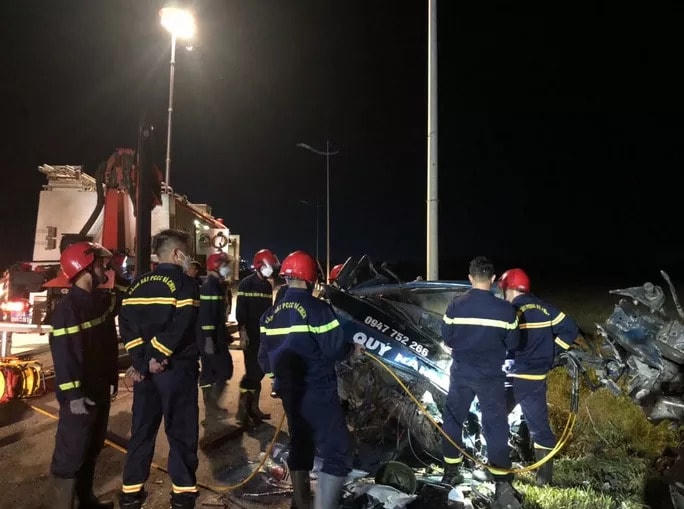 Lực lượng chức năng cố gắng đưa các thi thể ra ngoài.