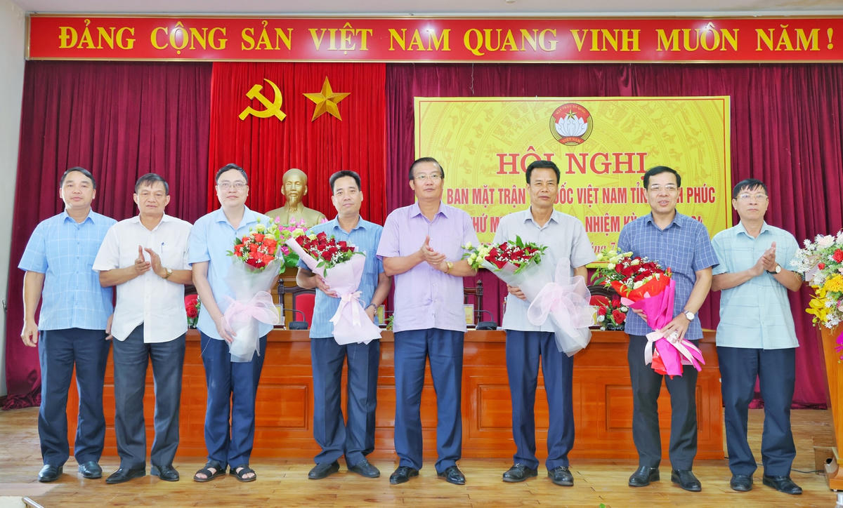 Lãnh đạo Ủy ban MTTQ tỉnh tặng hoa chúc mừng các vị vừa được hội nghị cử bổ sung vào Ủy ban MTTQ tỉnh, nhiệm kỳ 2019-2024