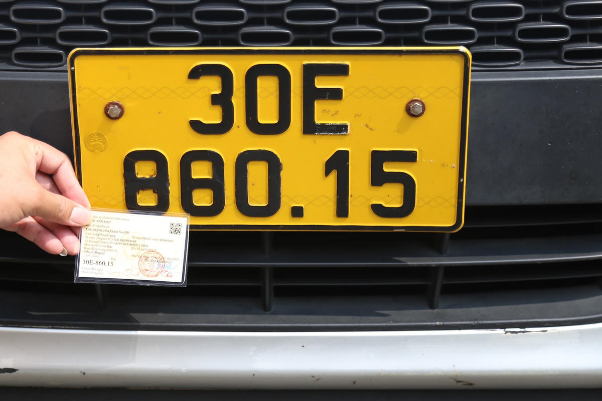 Xe taxi mang biển kiểm soát 30E 860.15 được sửa thành 30E 880.15 để tránh phạt nguội