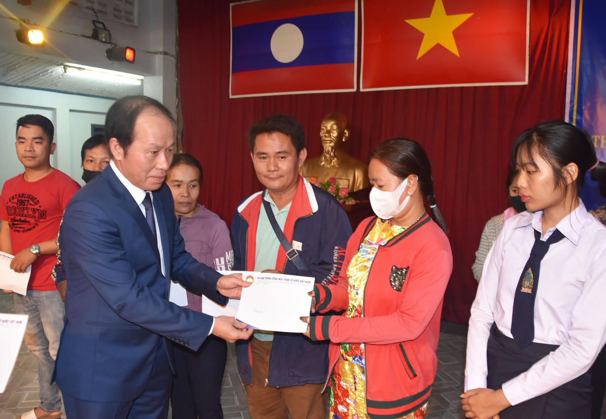 Phó Chủ tịch – Tổng Thư ký Lê Tiến Châu tặng quà cho kiều bào chịu thiệt hại trong vụ cháy chợ tại thành phố Kaysone Phomvihane, tỉnh Savannakhet.