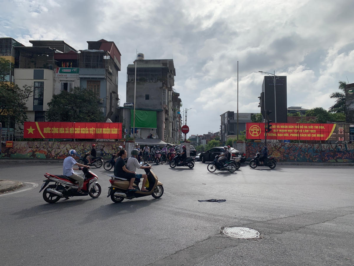 Theo ông Trịnh Hoàng Tùng,Giám đốc Ban Quản lý dự án đầu tư xây dựng quận Hoàn Kiếm, hiện nay, giao thông quận Hoàn Kiếm đã được quy hoạch ổn định. Tuy nhiên, việc kết nối giao thông giữa khu vực trong đê và ngoài đê sông Hồng còn một số bất cập gây tình trạng ùn tắc giao thông vào giờ cao điểm.