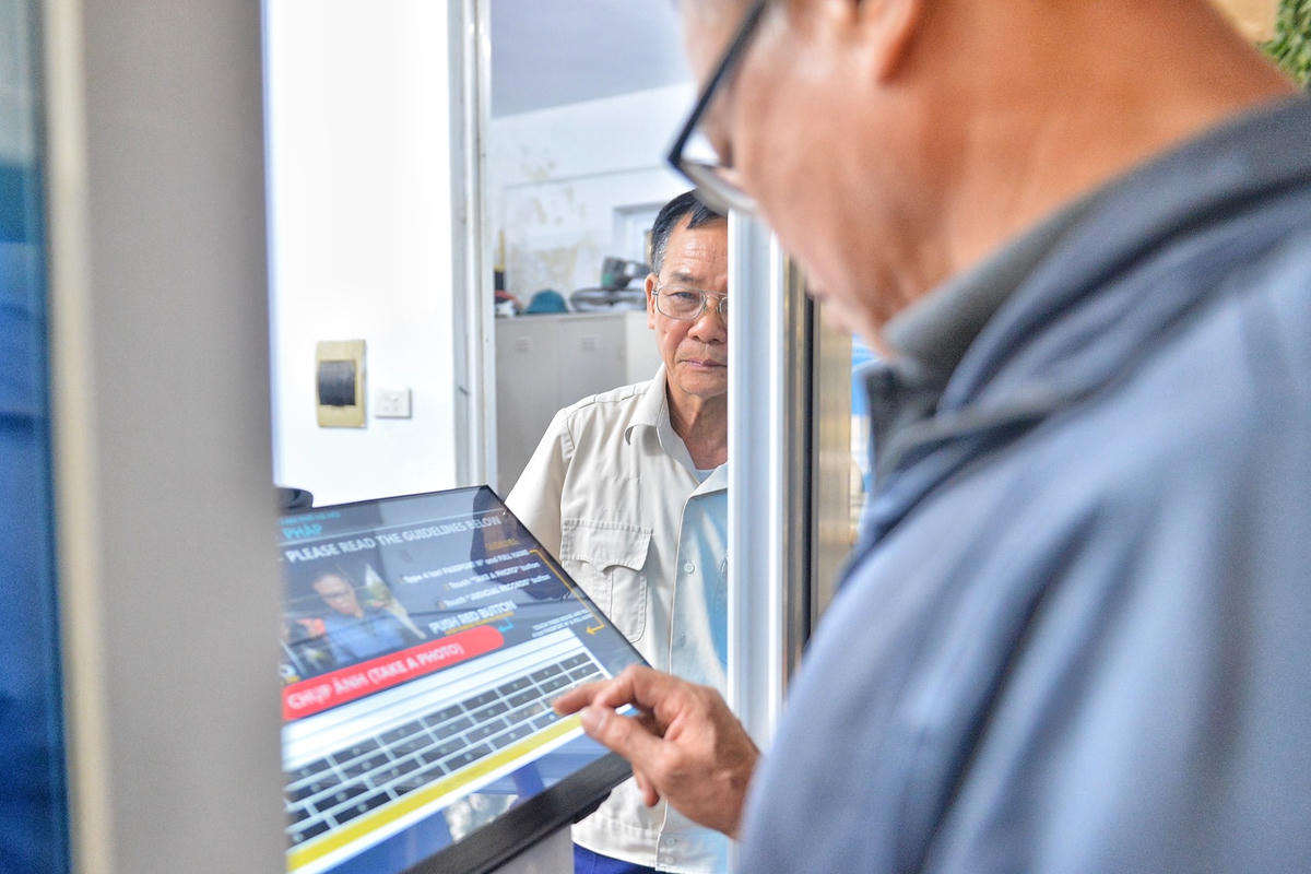 Ông Nguyễn Anh Minh, Chánh Văn phòng Sở Tư pháp Hà Nội cho biết, thời gian qua có rất đông người dân đến xếp hàng chờ xin cấp phiếu lý lịch tư pháp, để đảm bảo an ninh, trật tự đơn vị đã lắp đặt máy phát số tự động. 