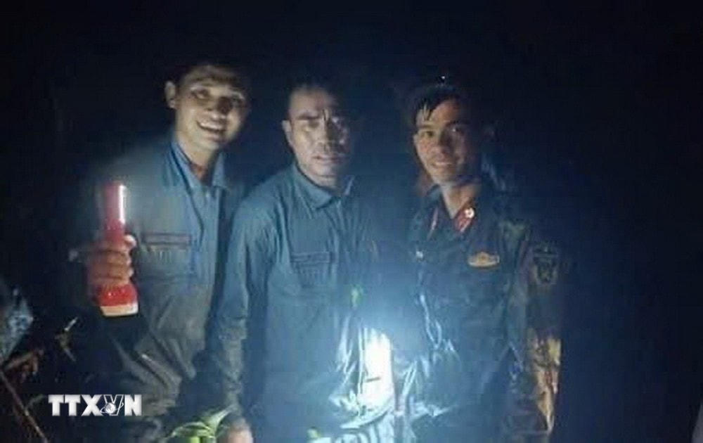 Đại tá Nguyễn Văn Sơn (đứng giữa) cùng lực lượng tìm kiếm. (Ảnh: TTXVN phát)