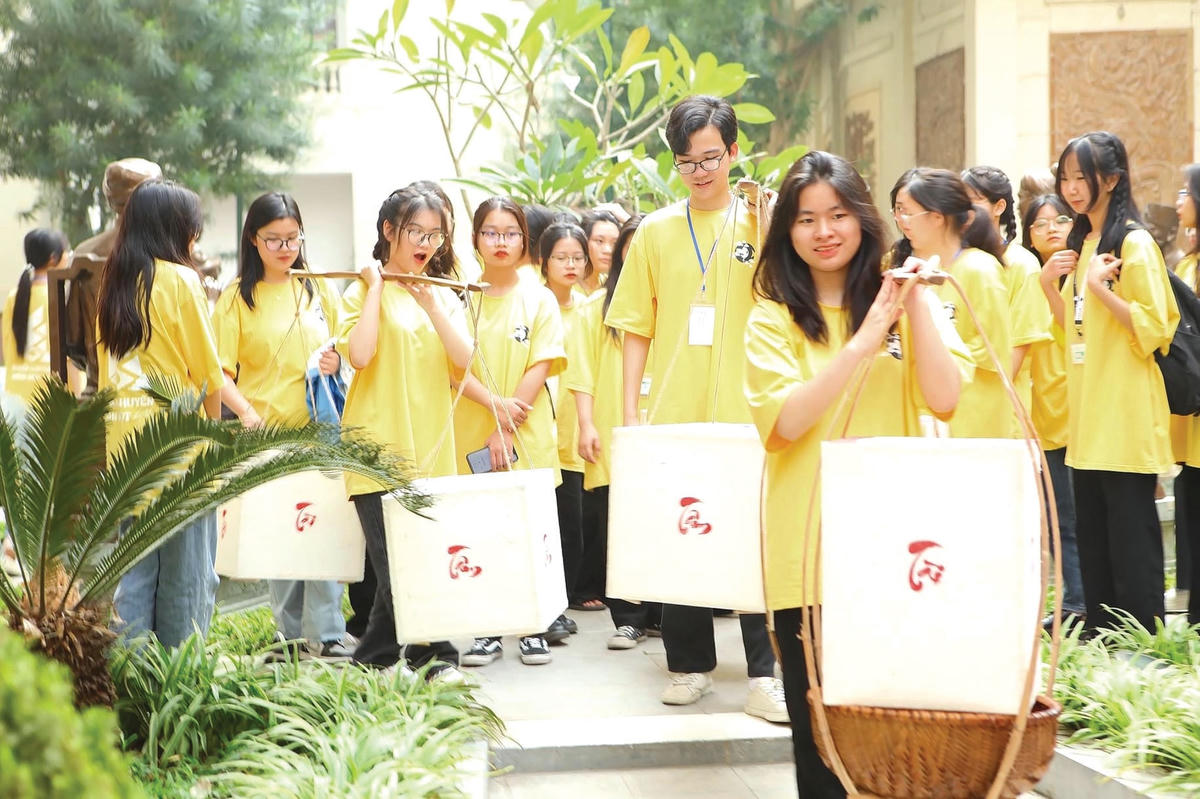 Trải nghiệm gánh chữ “Tâm - Tài” tại Bảo tàng Văn học Việt Nam.  