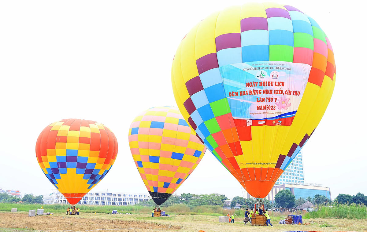 Hình ảnh về khinh khí cầu được tổ chức tại ngày hội du lịch, đêm hoa đăng tại Cần Thơ đầu năm 2023. 