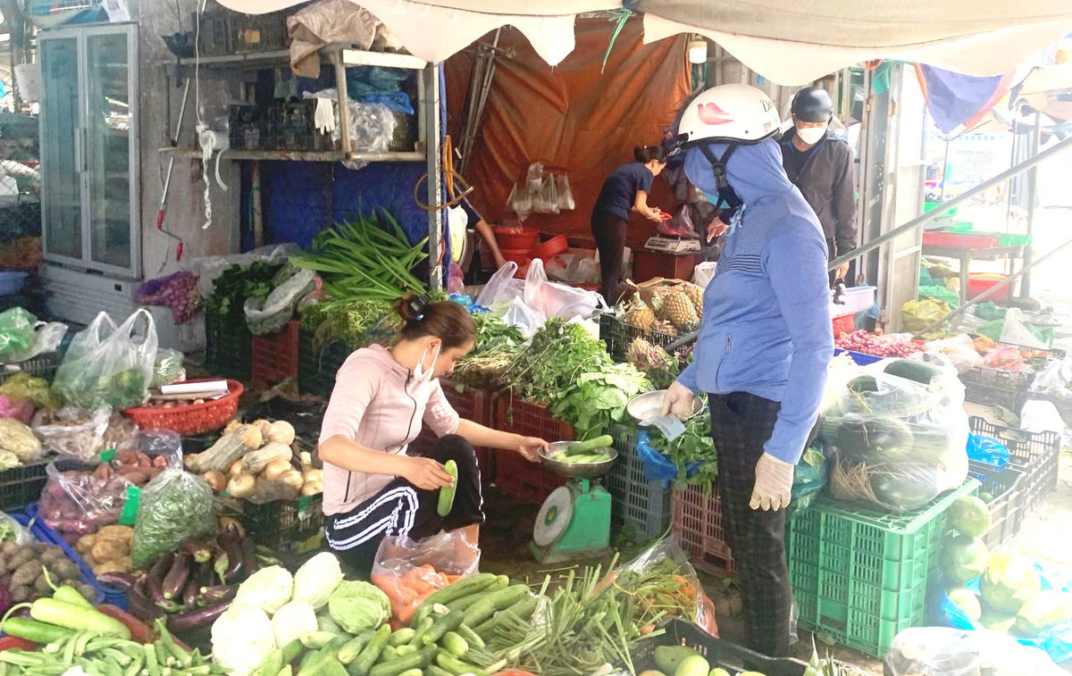 Cùng với xăng dầu, giá thực phẩm cũng “neo” ở mức cao khiến đời sống công nhân lao đao.