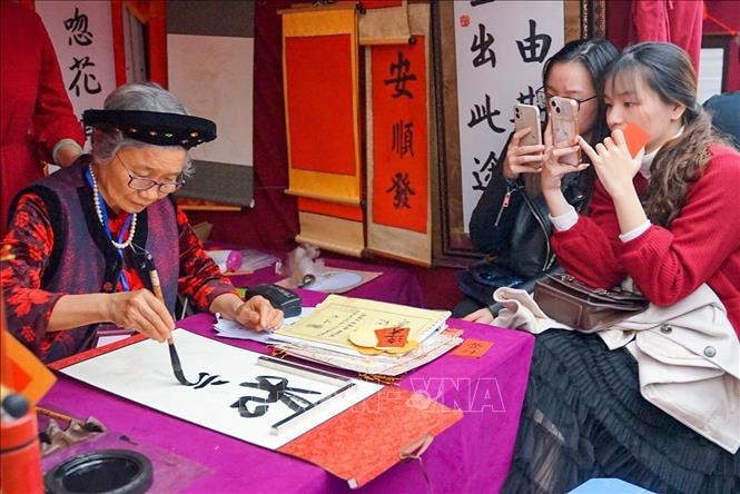 Ở Hội chữ Xuân Quý Mão 2023, ngoài các ông đồ quen, còn xuất hiện các "bà đồ" với đường nét chữ uốn lượn.