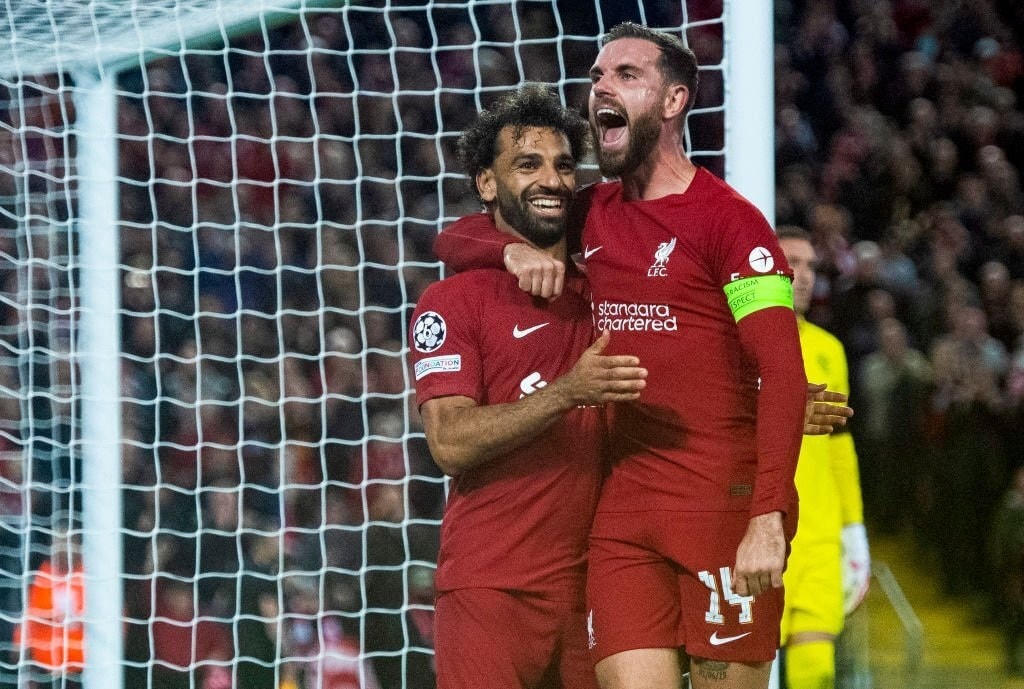 Henderson ăn mừng cùng Salah sau khi cầu thủ người Ai Cập sút phạt đền thành công (Ảnh: Getty).