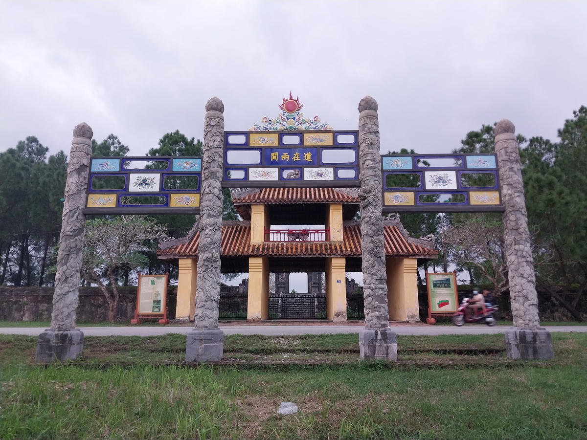Vào năm 1808, dưới triều vua Gia Long, nhà vua cùng triều đình đã quyết định chọn một quả đồi gần chùa Thiên Mụ, sát tả ngạn sông Hương để xây dựng Văn Miếu và mở trường Quốc Tử Giám. Công việc xây dựng Văn Miếu được khởi công vào ngày 17/4/1808 đến ngày 12/9/1808 thì hoàn thành.