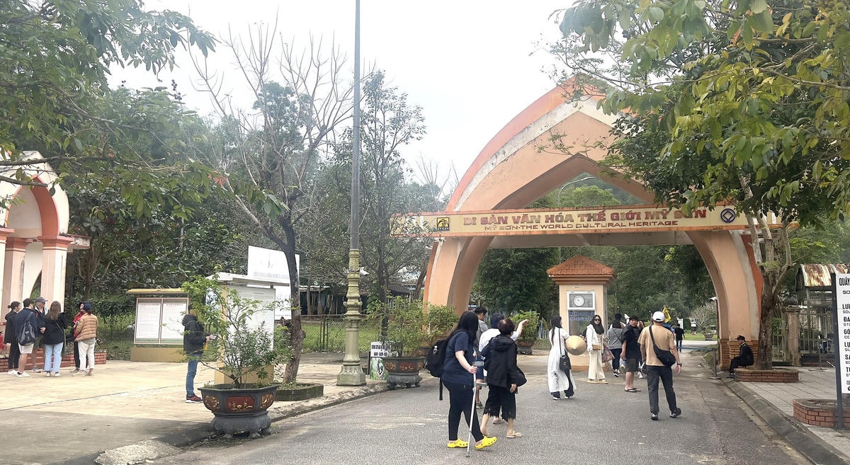 Du khách đến tham quan khu Di sản văn hóa Mỹ Sơn.