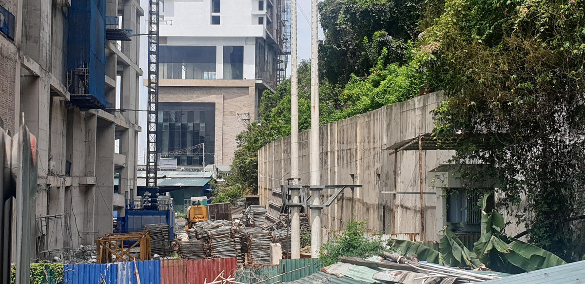 Một đoạn kè kiên cố xây dựng trái phép đã bị lập biên bản xử phạt vi phạm hành chính từ năm 2021 nhưng đến nay vẫn tồn tại.