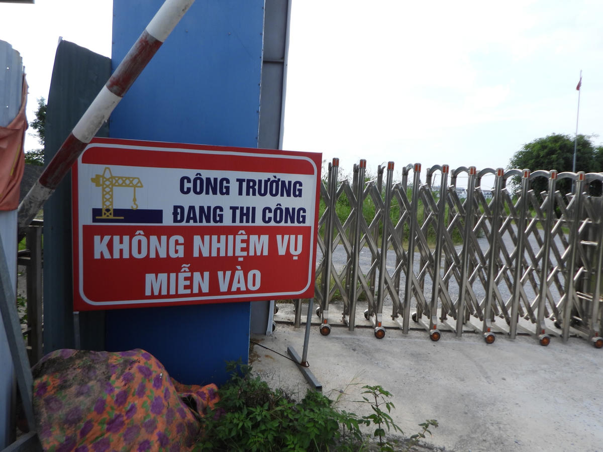Tấm biển công trường đang thi công ở cổng dự án còn rất mới.