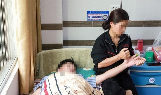Hai mẹ con cháu B. tại bệnh viện. Ảnh Báo PT.