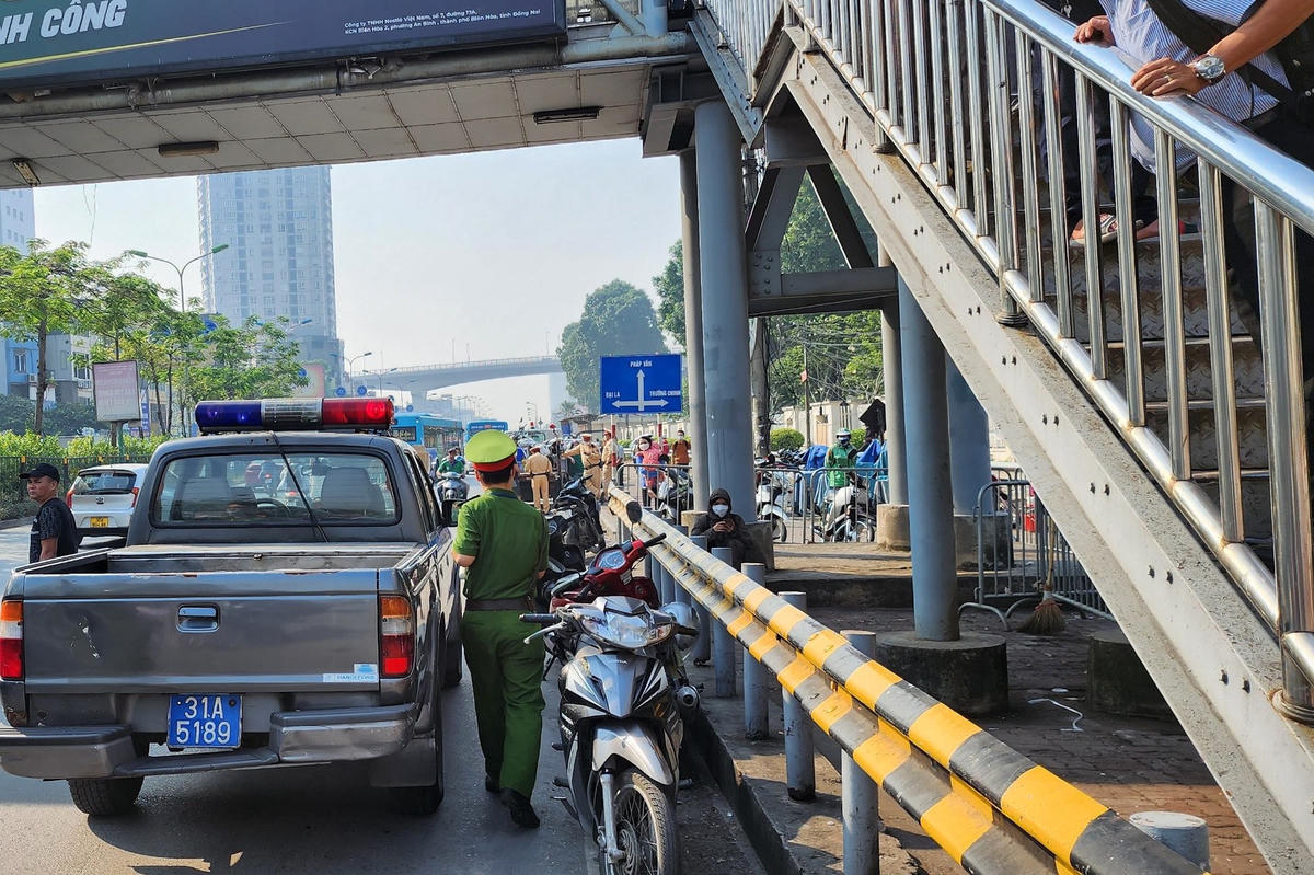 Cùng thời điểm tổ công tác Đội CSGT đường bộ số 4 kiểm tra, xử lý các trường hợp lái xe taxi vi phạm, lực lượng Cảnh sát 113 Công an quận Hai Bà Trưng (Hà Nội) có mặt trước cổng Bệnh viện Bạch Mai, yêu cầu các hộ kinh doanh không tụ tập bán hàng tại cổng Bệnh viện.