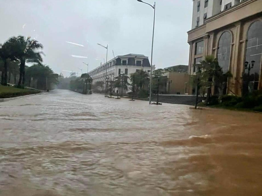 TP Vĩnh Yên (Vĩnh Phúc) ngập sâu sau trận mưa lớn cuối tháng 5.