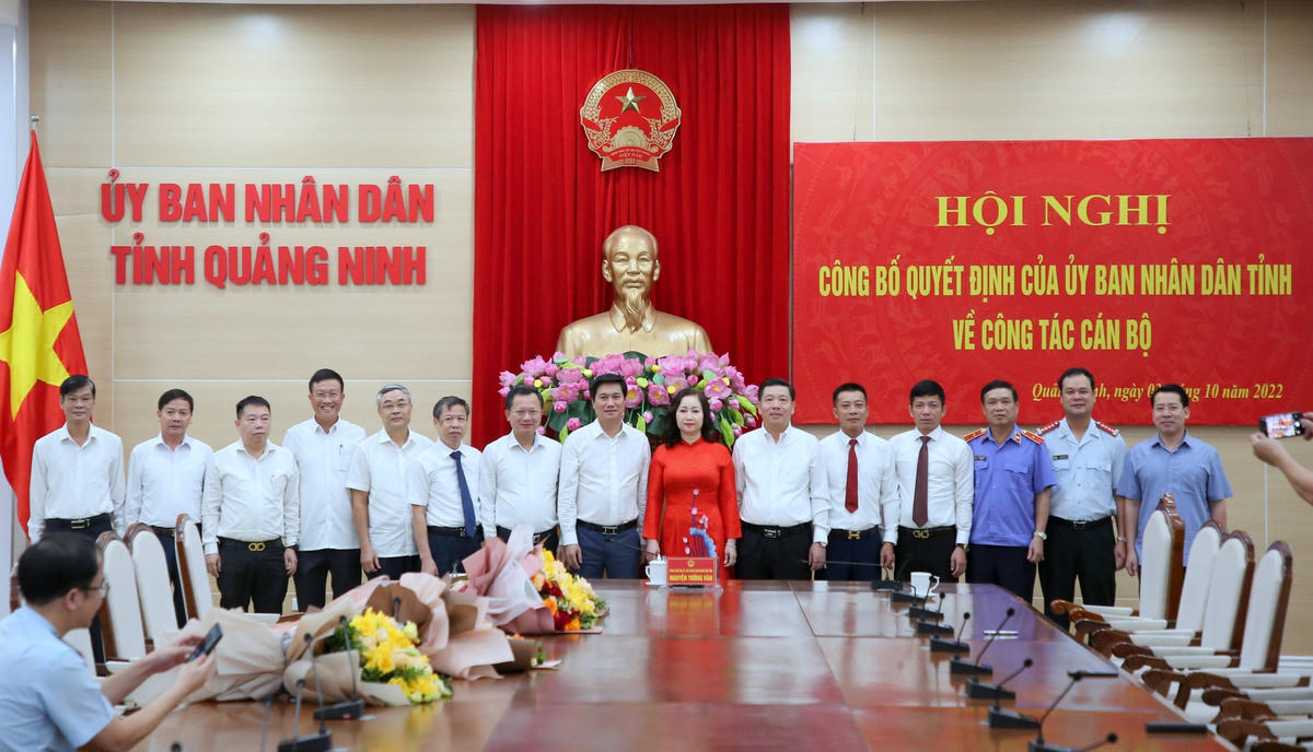 Lãnh đạo UBND tỉnh Quảng Ninh chúc mừng các lãnh đạo sở, ngành được bổ nhiệm mới và nghỉ hưu.